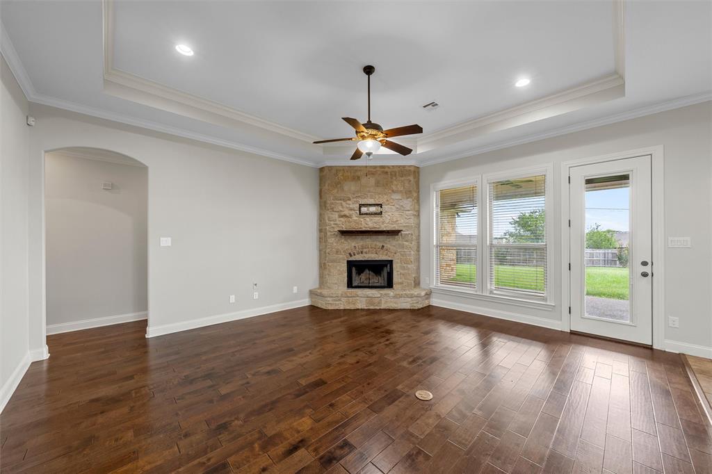 144 Ellis Farm Road Hewitt, TX 76643 - Photo 5 of 36 Living room