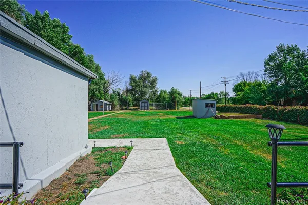 a view of a back yard