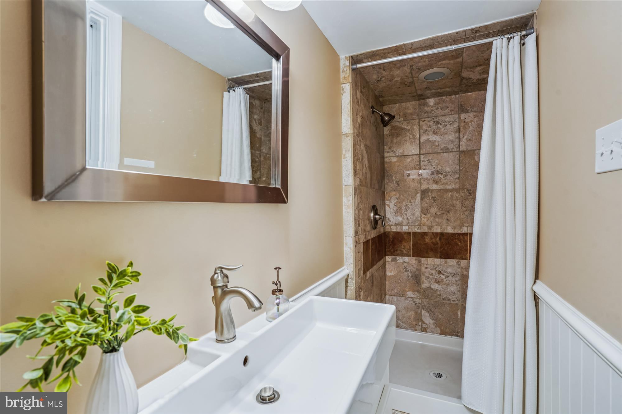 24 South Abingdon Street Arlington, VA 22204 - Photo 37 of 66 a bathroom with a tub sink and mirror