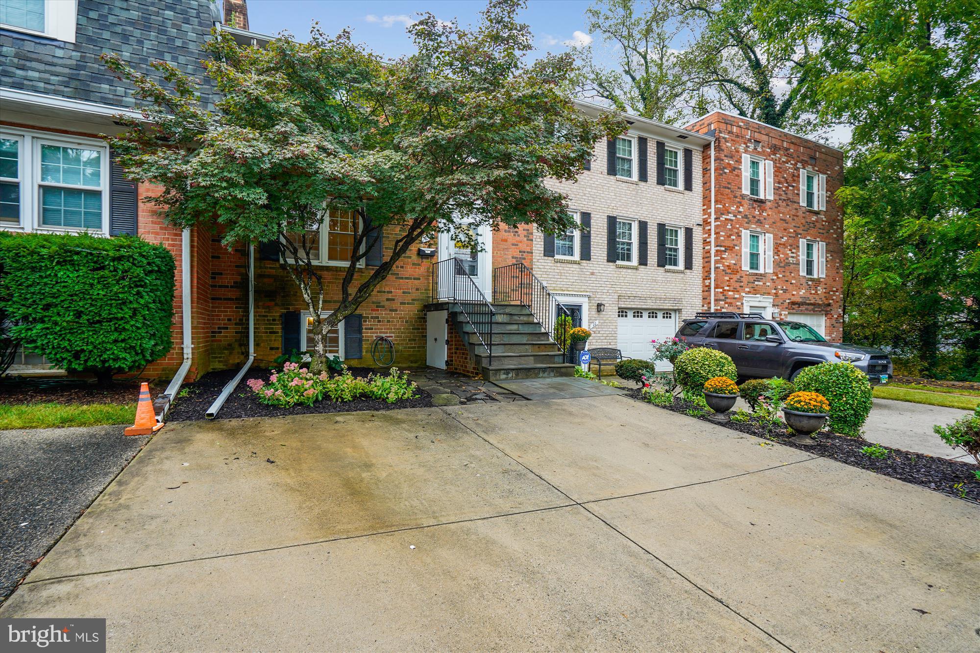 24 South Abingdon Street Arlington, VA 22204 - Photo 45 of 66 a front view of a house with a garden