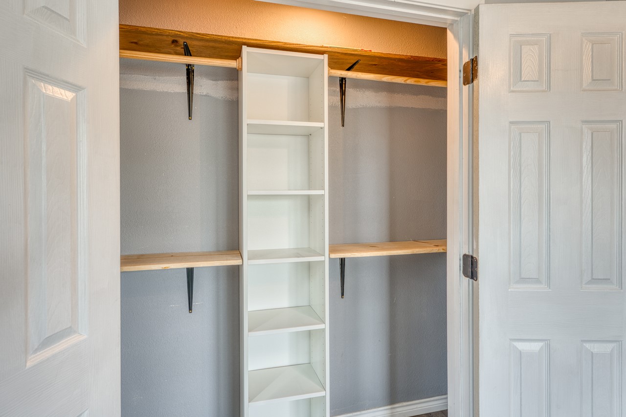 609 Dickson Street Lexington, TX 78947 - Photo 14 of 36 a bathroom with a glass shower door
