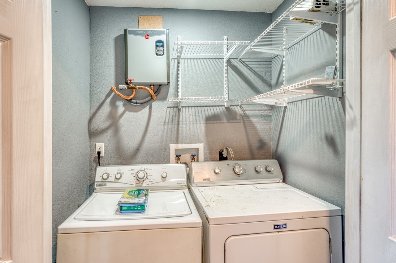 609 Dickson Street Lexington, TX 78947 - Photo 17 of 36 a utility room with dryer and washer