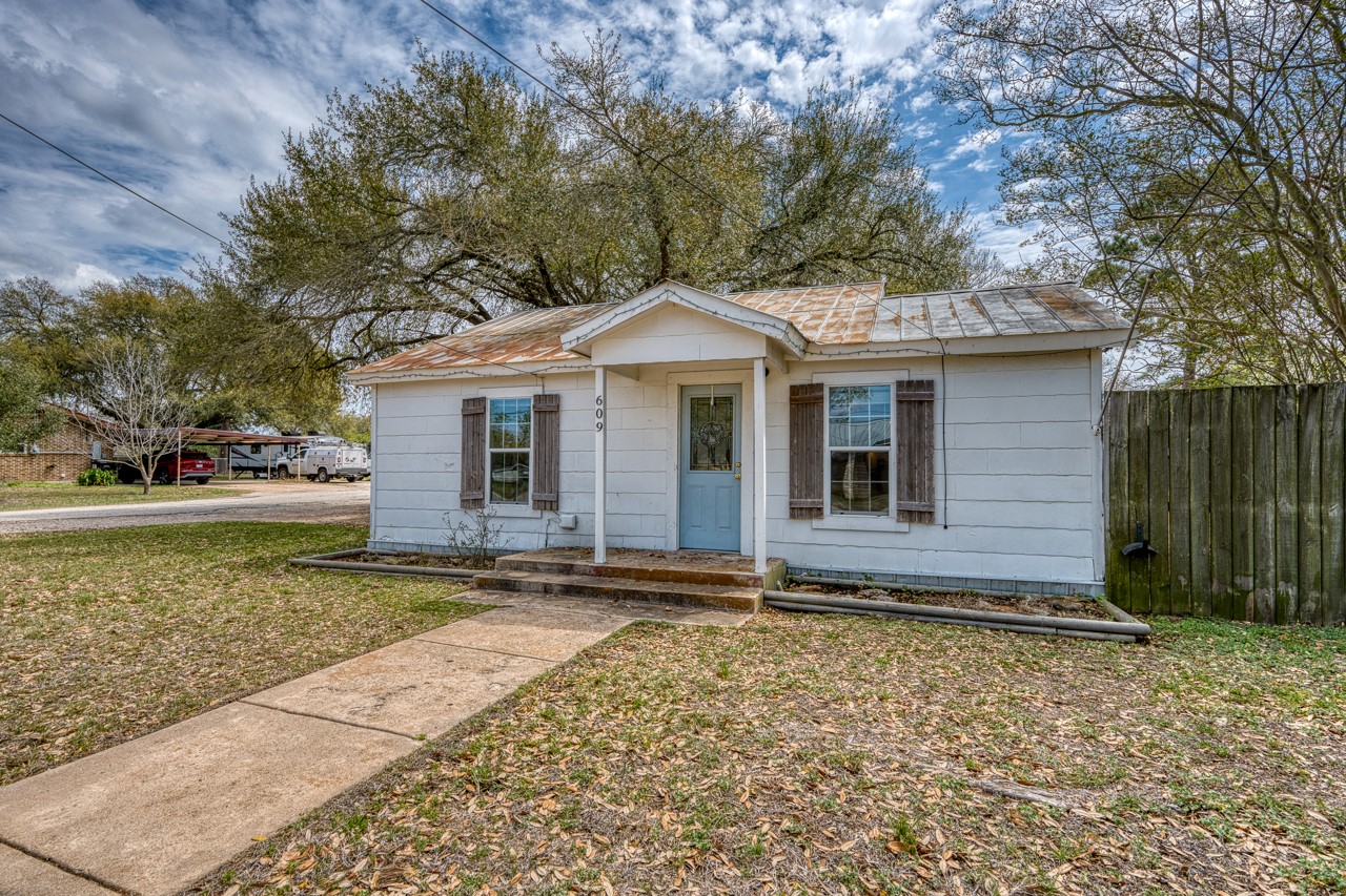 609 Dickson Street Lexington, TX 78947 - Photo 22 of 36 a front view of a house with garden