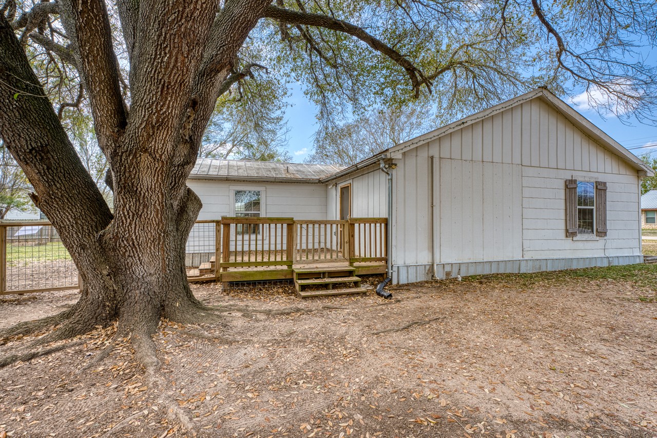 609 Dickson Street Lexington, TX 78947 - Photo 24 of 36 a backyard of a house with lots of green space