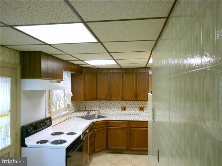 85 Warrior Road Drexel Hill, PA 19026 - Photo 13 of 19 Kitchen