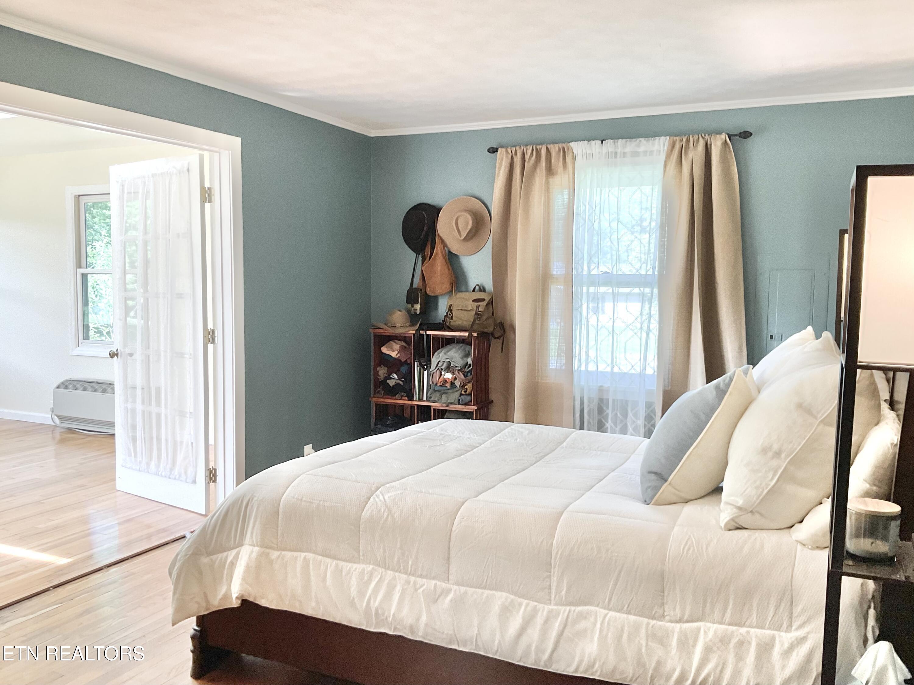 328 Ridgeview Drive Clinton, TN 37716 - Photo 15 of 45 Opens to Sunroom