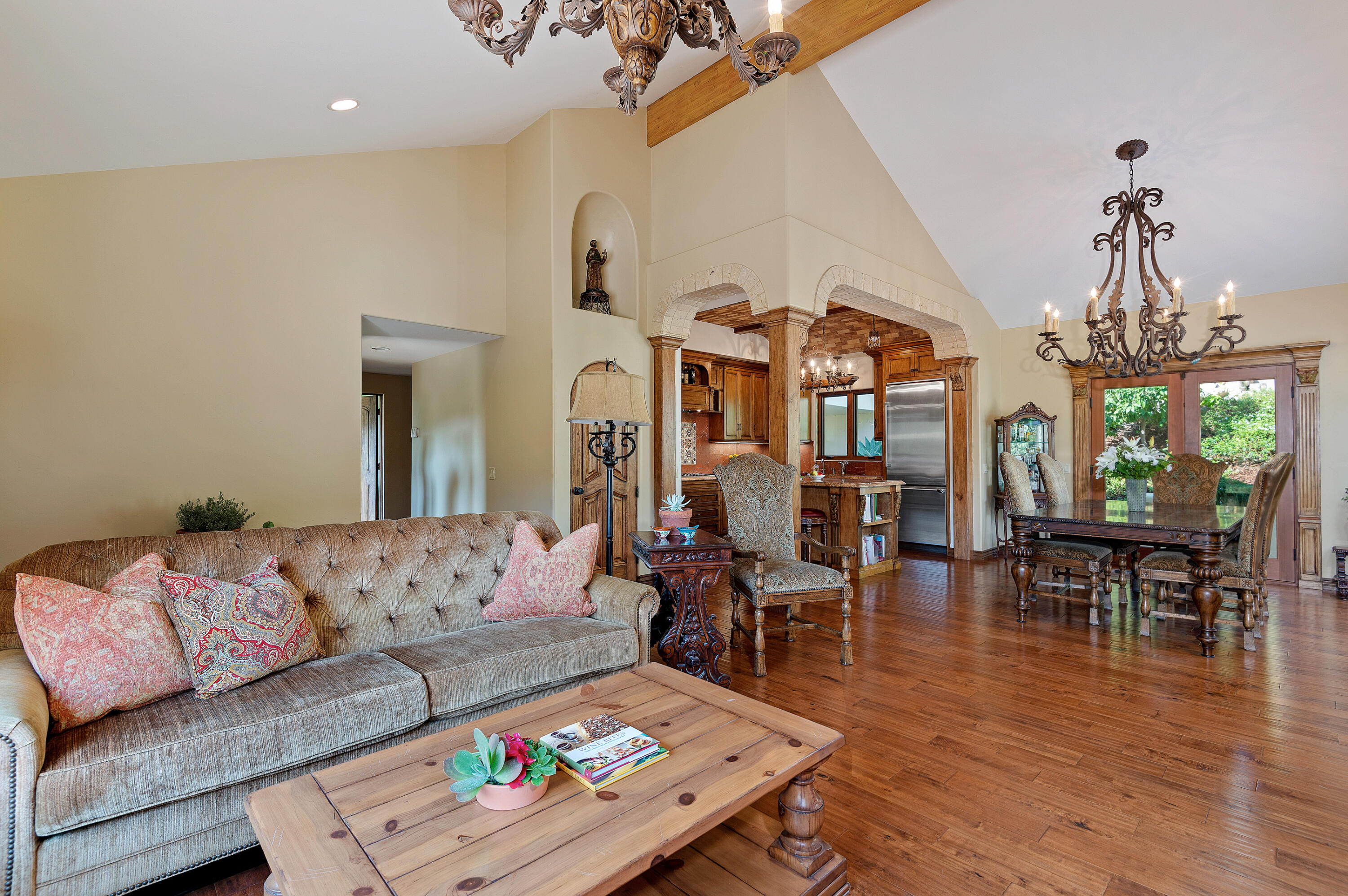 515 Conejo Road Santa Barbara, CA 93103 - Photo 7 of 33 07 - Living Room
