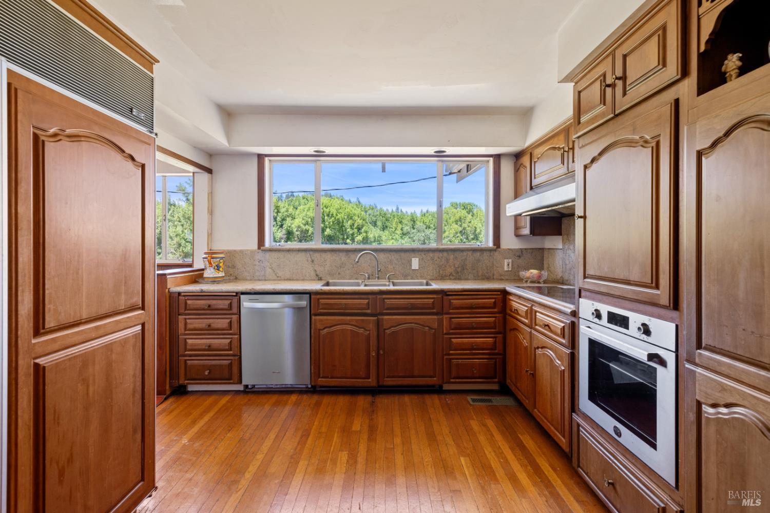 1194 Felta Road Healdsburg, CA 95448 - Photo 21 of 52 a kitchen with stainless steel appliances granite countertop a refrigerator and a sink
