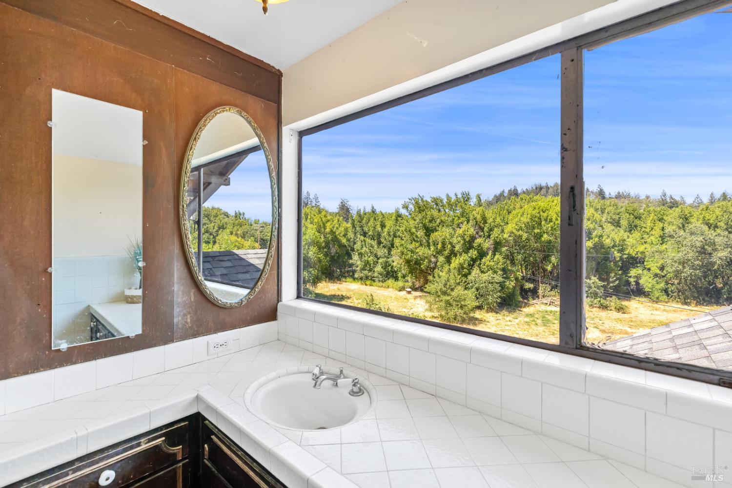 1194 Felta Road Healdsburg, CA 95448 - Photo 25 of 52 a bathroom with a bathtub and window