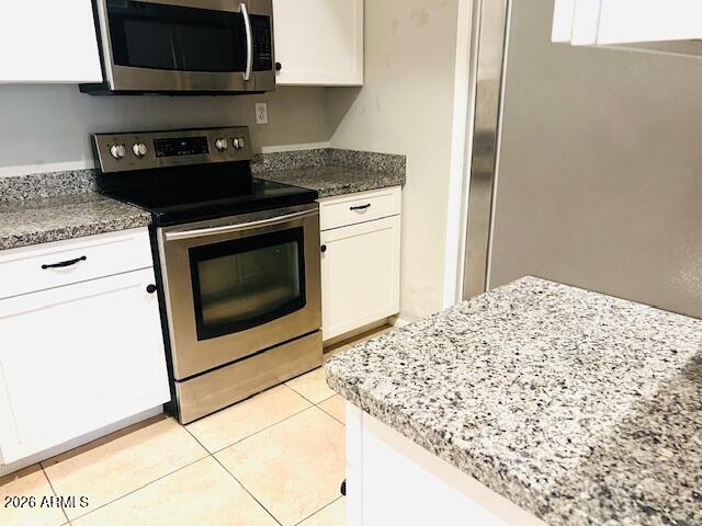 8270 North Hayden Road, Unit 1042 Scottsdale, AZ 85258 - Photo 26 of 30 a kitchen with a stove and a microwave