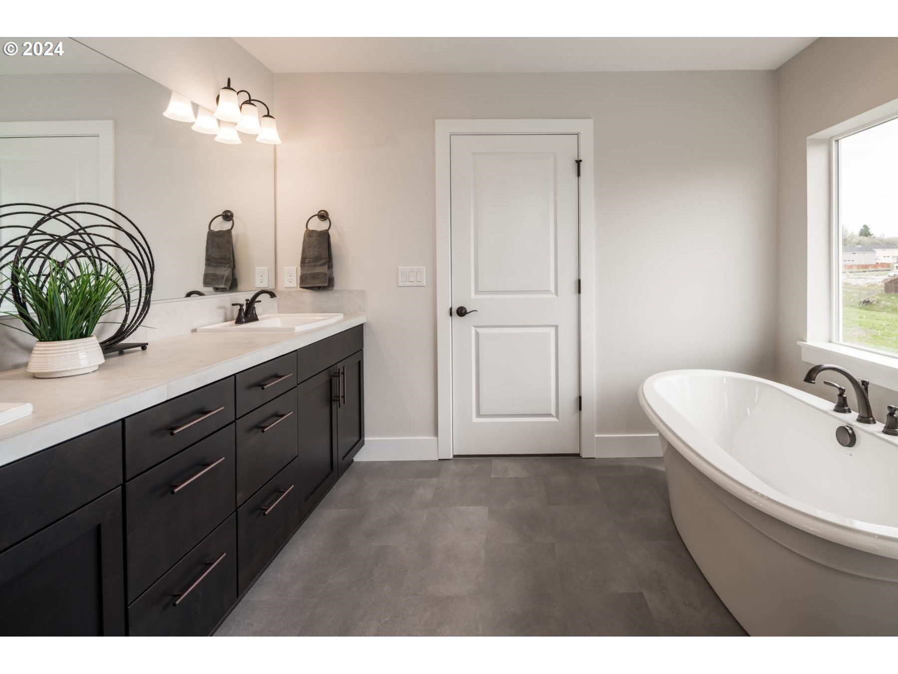 927 Northwest 178th Street Ridgefield, WA 98642 - Photo 17 of 18 a bathroom with a sink and a mirror
