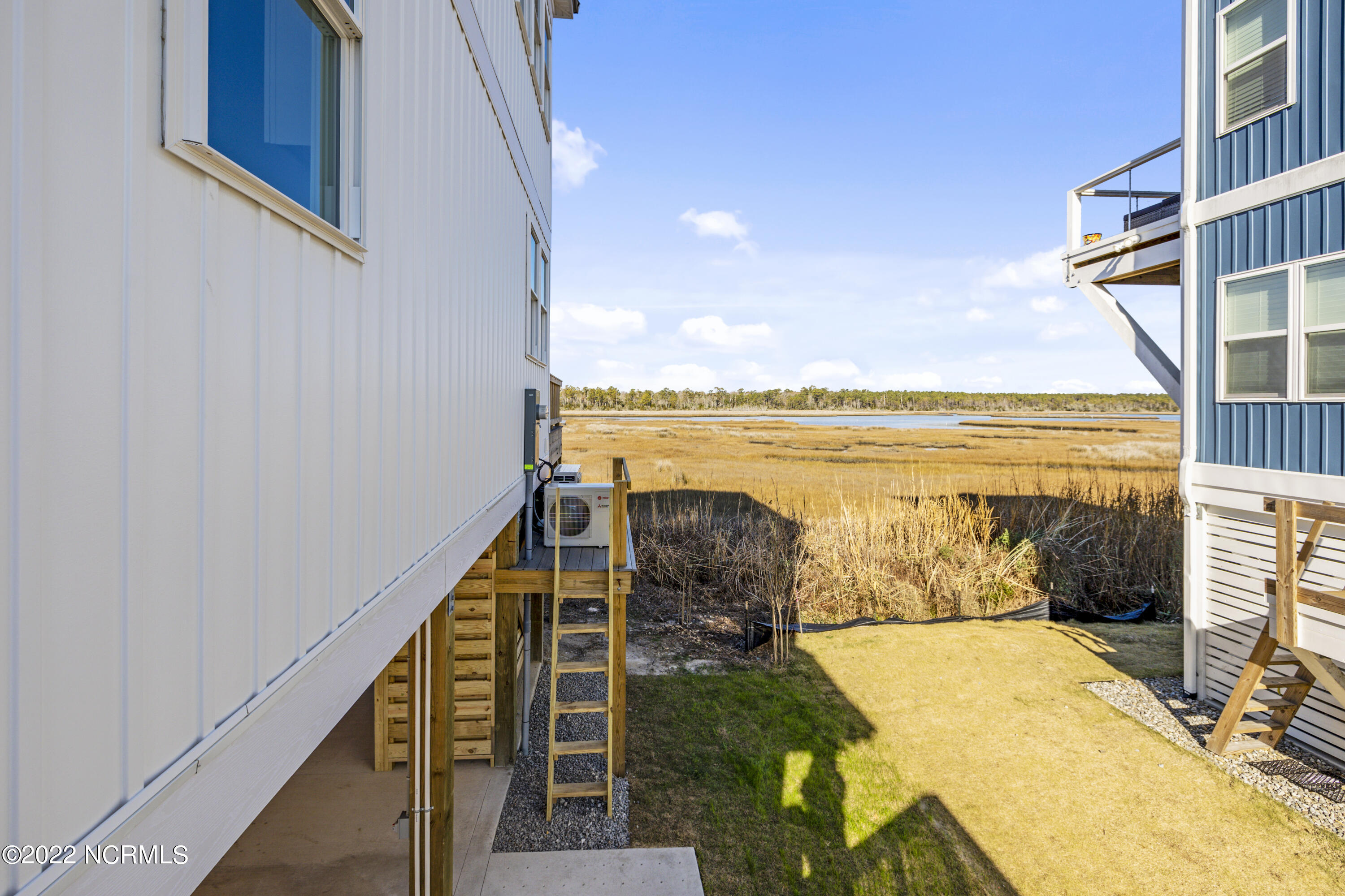 475 Atkinson Point Road Surf City, NC 28445 - Photo 8 of 41 side yard