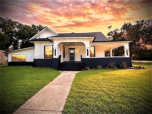$295,000 | 402 East Navasota Street, Groesbeck, TX 76642