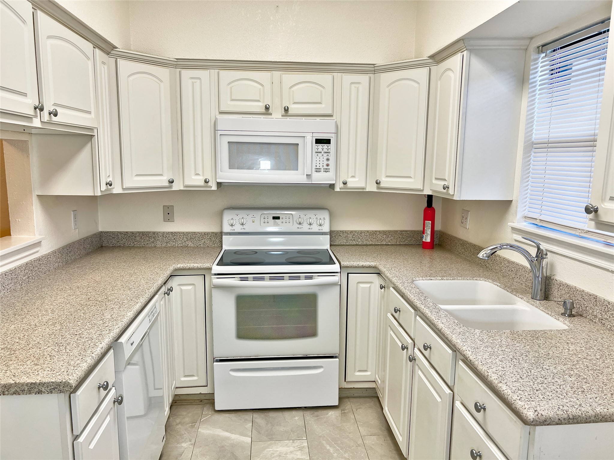 3130 Walnut Bend Lane, Unit 409 Houston, TX 77042 - Photo 9 of 30 KITCHEN