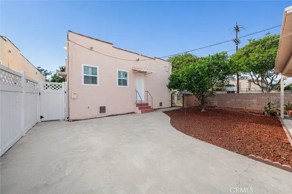 a view of a house with a backyard