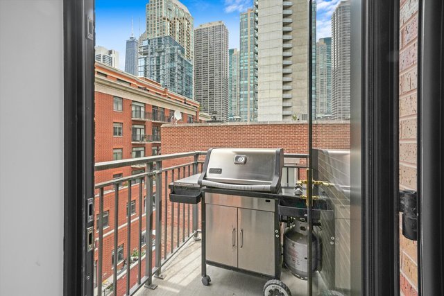 30 West Erie Street, Unit 601 Chicago, IL 60654 - Photo 14 of 30 a view of a balcony with washer and dryer