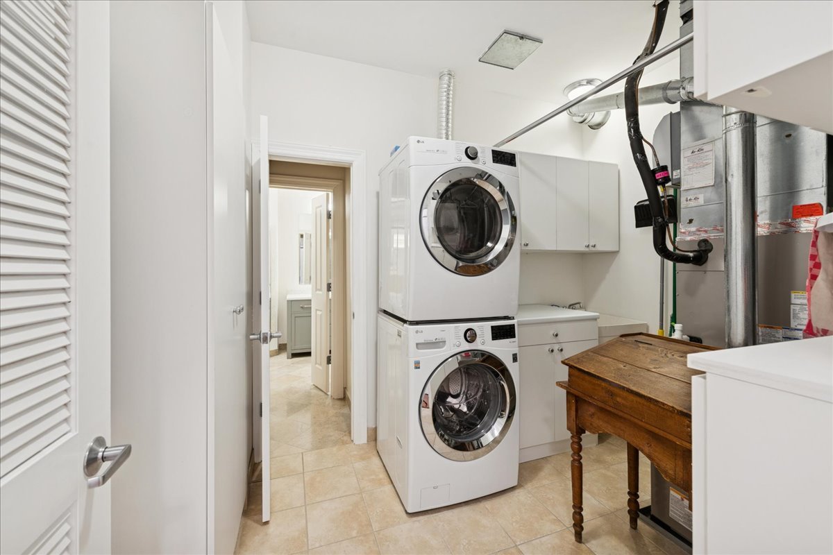 30 West Erie Street, Unit 601 Chicago, IL 60654 - Photo 27 of 30 a utility room with dryer and washer