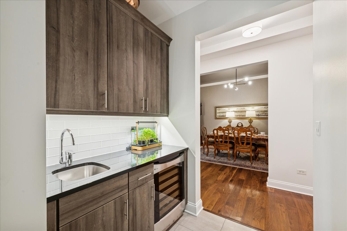 30 West Erie Street, Unit 601 Chicago, IL 60654 - Photo 10 of 30 a kitchen with a sink and cabinets