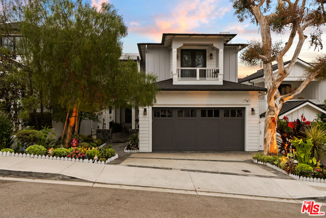 592 30th Street Manhattan Beach, CA 90266 - Photo 1 of 57 front view of a house with a street