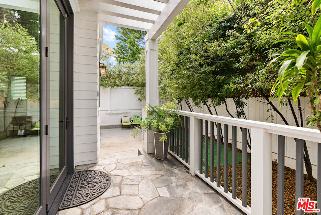 592 30th Street Manhattan Beach, CA 90266 - Photo 56 of 57 a view of a corridor