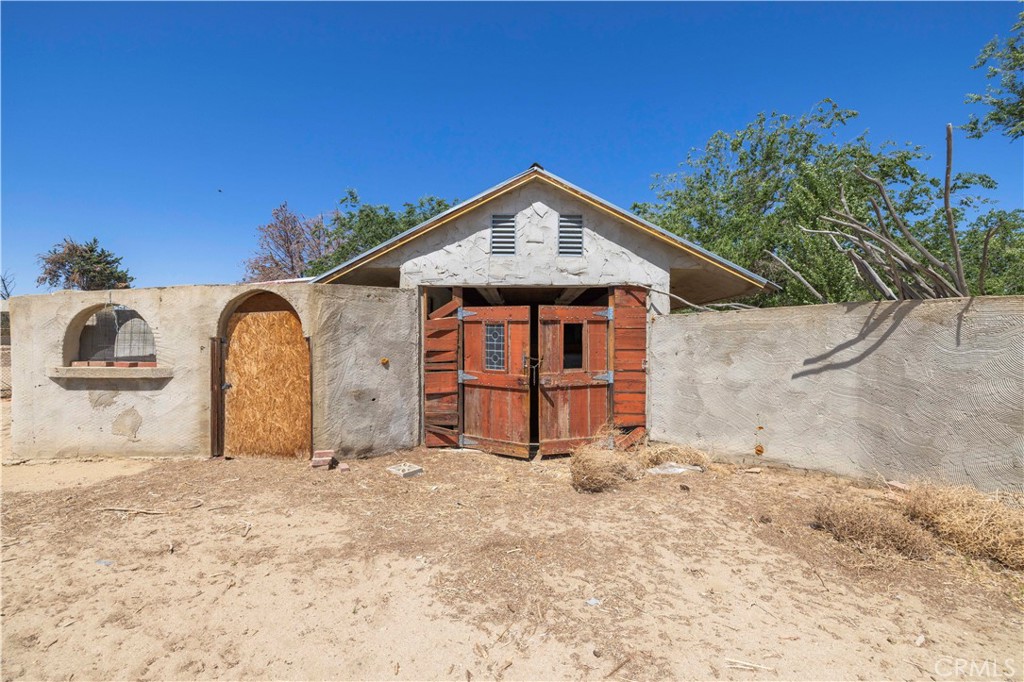 15374 Gaskell Road Rosamond, CA 93560 - Photo 26 of 74 a front view of a house with garden