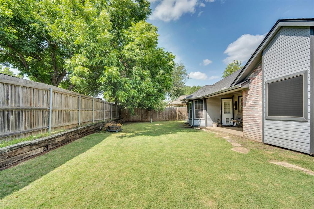 1001 Short Line Boulevard Midlothian, TX 76065 - Photo 24 of 26 Spacious lawn area framed by a wood privacy fence and mature trees