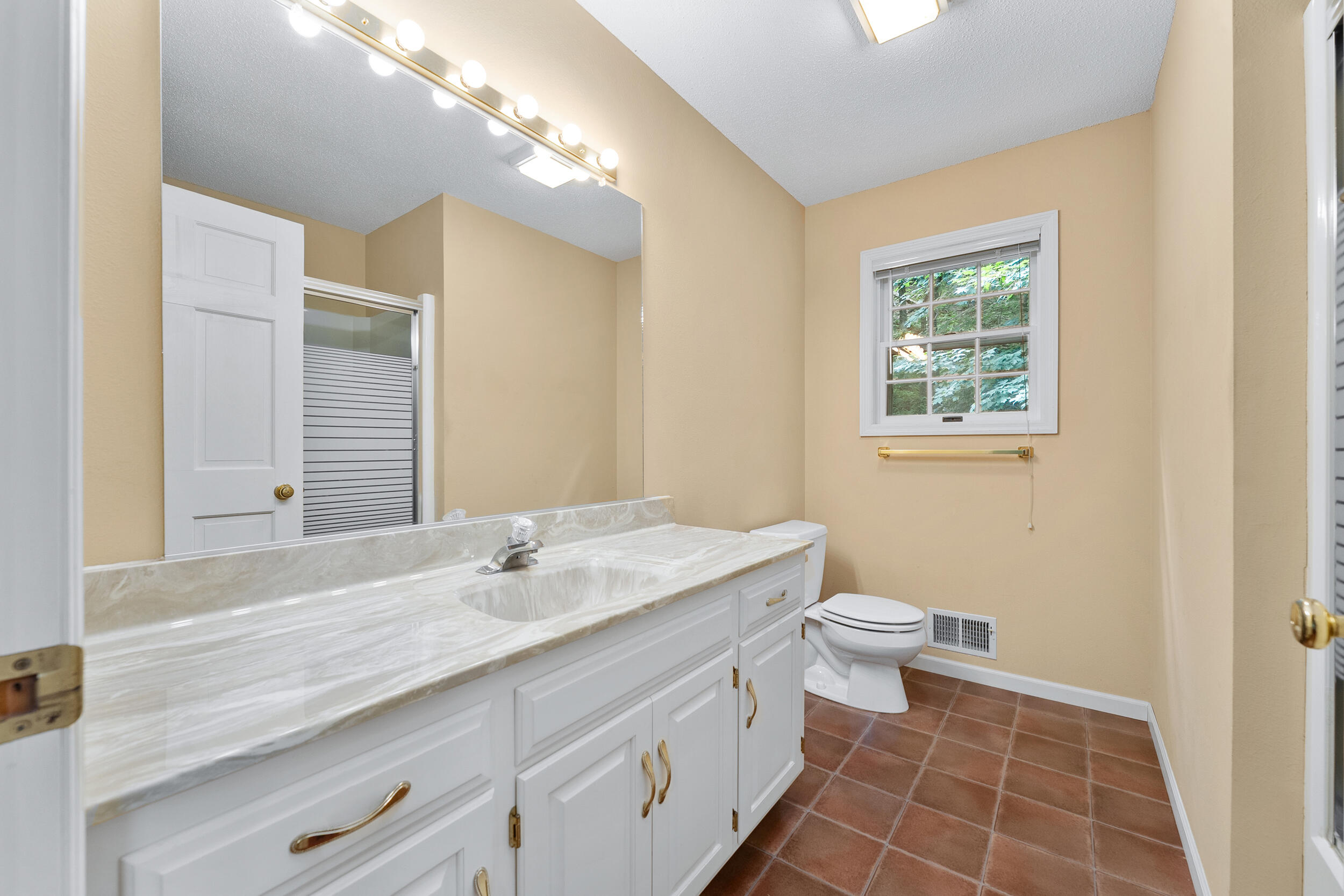 137 Canterbury Road Washington, WI 54701 - Photo 25 of 40 Hall full bath