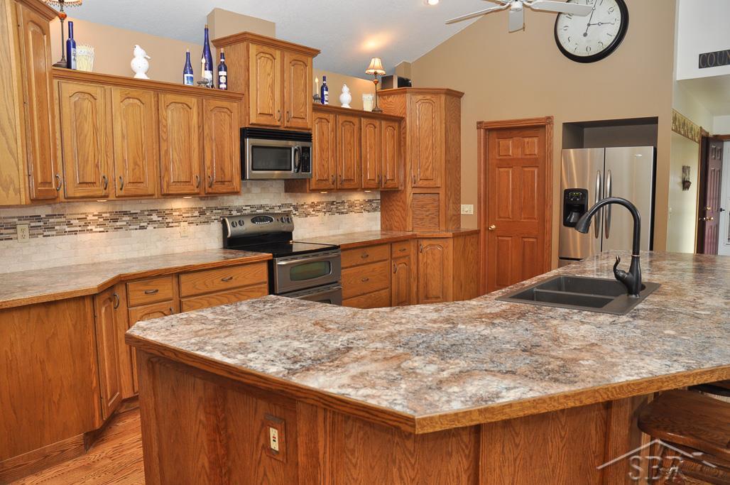 11790 Geddes Road Saginaw, MI 48609 - Photo 3 of 28 31288622-2.JPG