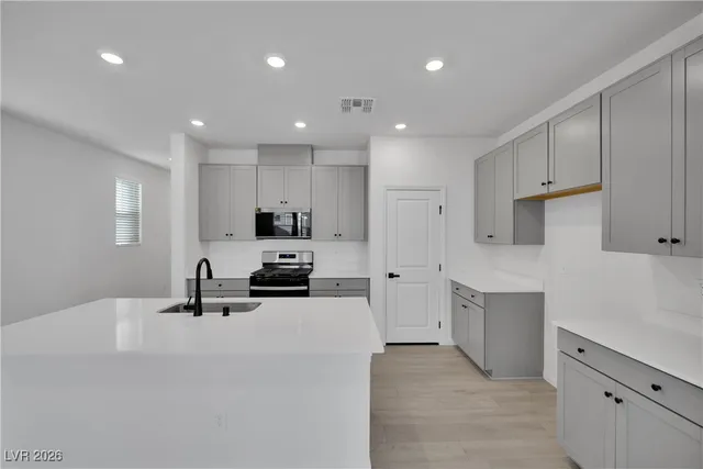 $2,400 | 9136 Rivington Avenue, Las Vegas, NV 89148