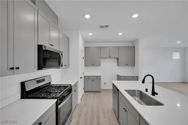 $2,400 | 9136 Rivington Avenue, Las Vegas, NV 89148