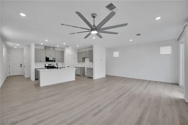 $2,400 | 9136 Rivington Avenue, Las Vegas, NV 89148