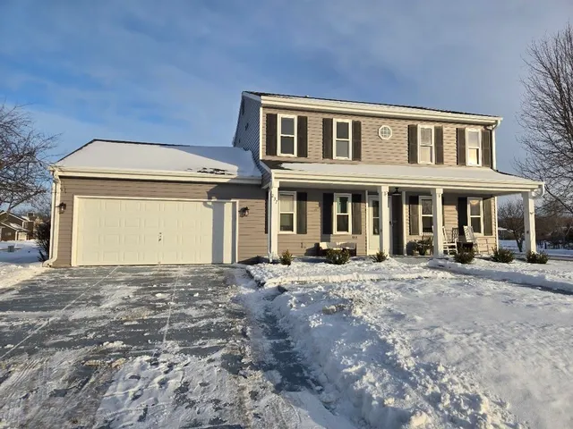 $575,000 | 237 Royal Ridge Drive, Oconomowoc, WI 53066