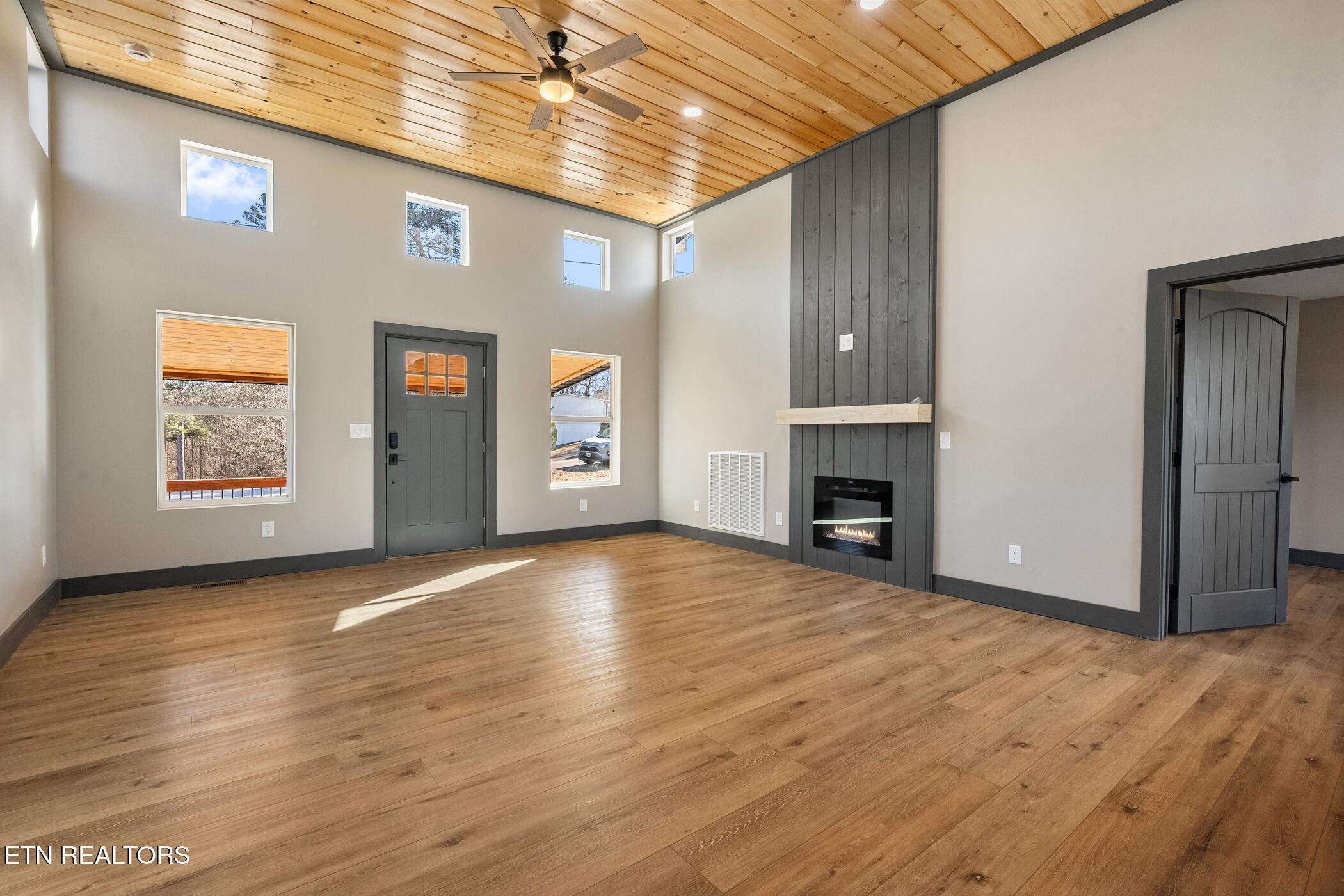 982 Smokey Mountain Queen Road Sevierville, TN 37876 - Photo 3 of 24 DSC00356