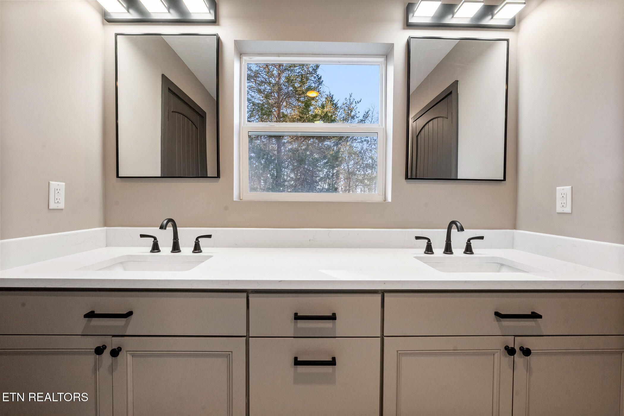 982 Smokey Mountain Queen Road Sevierville, TN 37876 - Photo 10 of 24 DSC00426 (1)