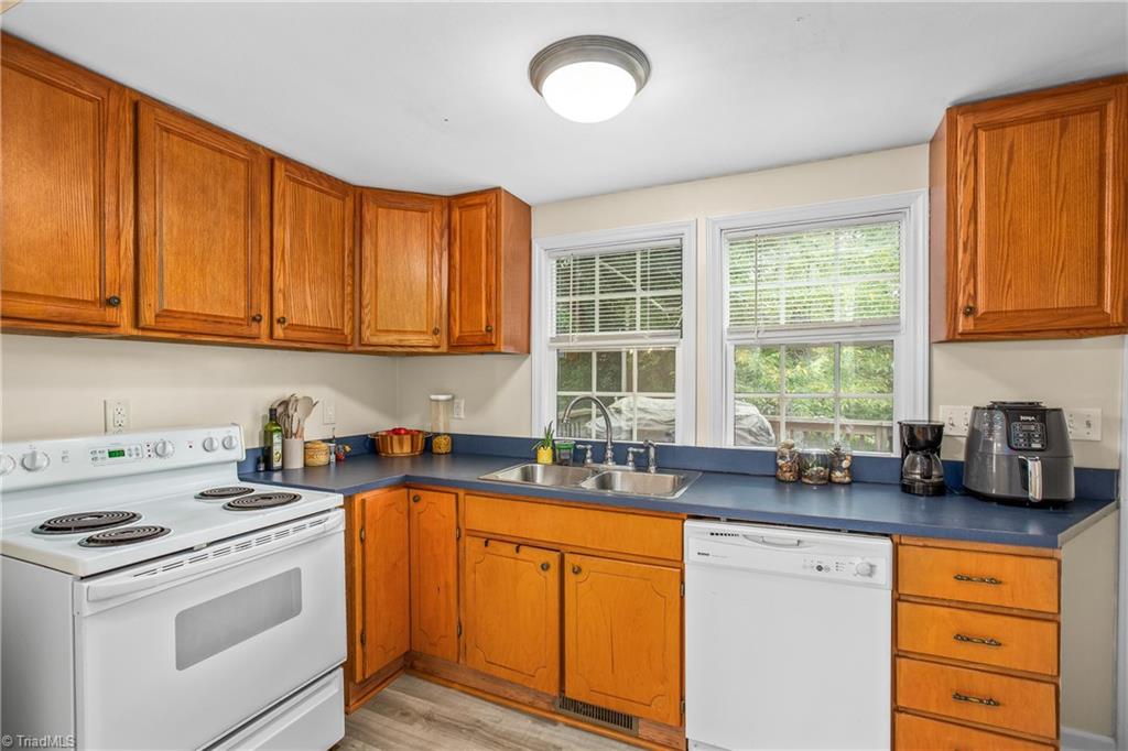 219 Hamby Mountain Road Purlear, NC 28665 - Photo 10 of 27 Gallery Image 10