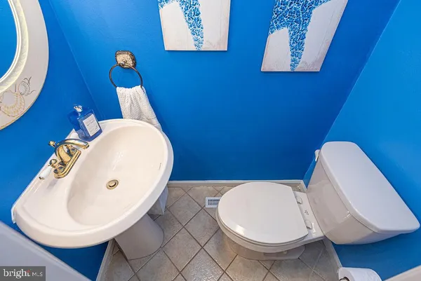 a en suite bathroom with a sink and a mirror