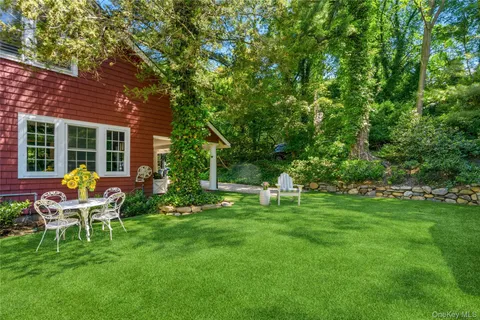 $1,899,000 | 42 Hillcrest Avenue, Roslyn, NY 11576