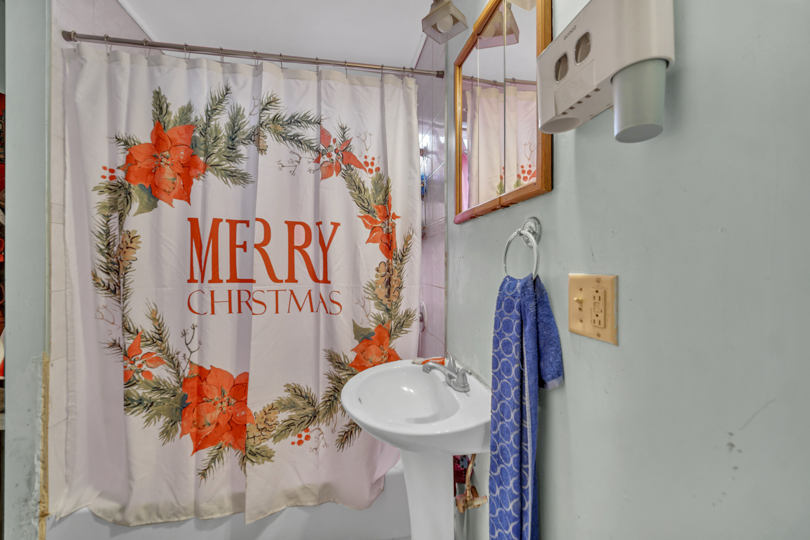 720 Meeker Avenue Joliet, IL 60432 - Photo 12 of 20 a bathroom with a toilet sink and mirror