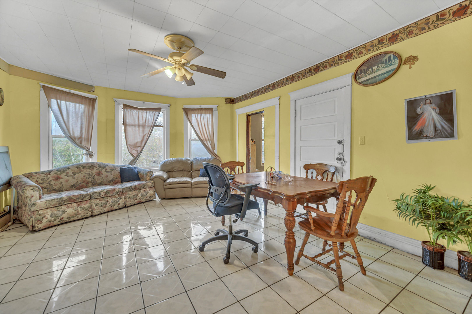 720 Meeker Avenue Joliet, IL 60432 - Photo 13 of 20 a living room with furniture and a large window