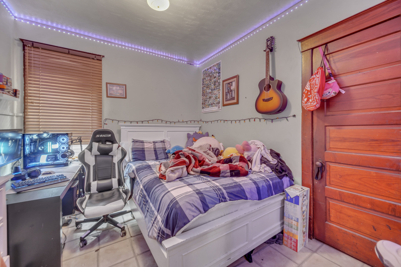 720 Meeker Avenue Joliet, IL 60432 - Photo 8 of 20 a living room with furniture and a window
