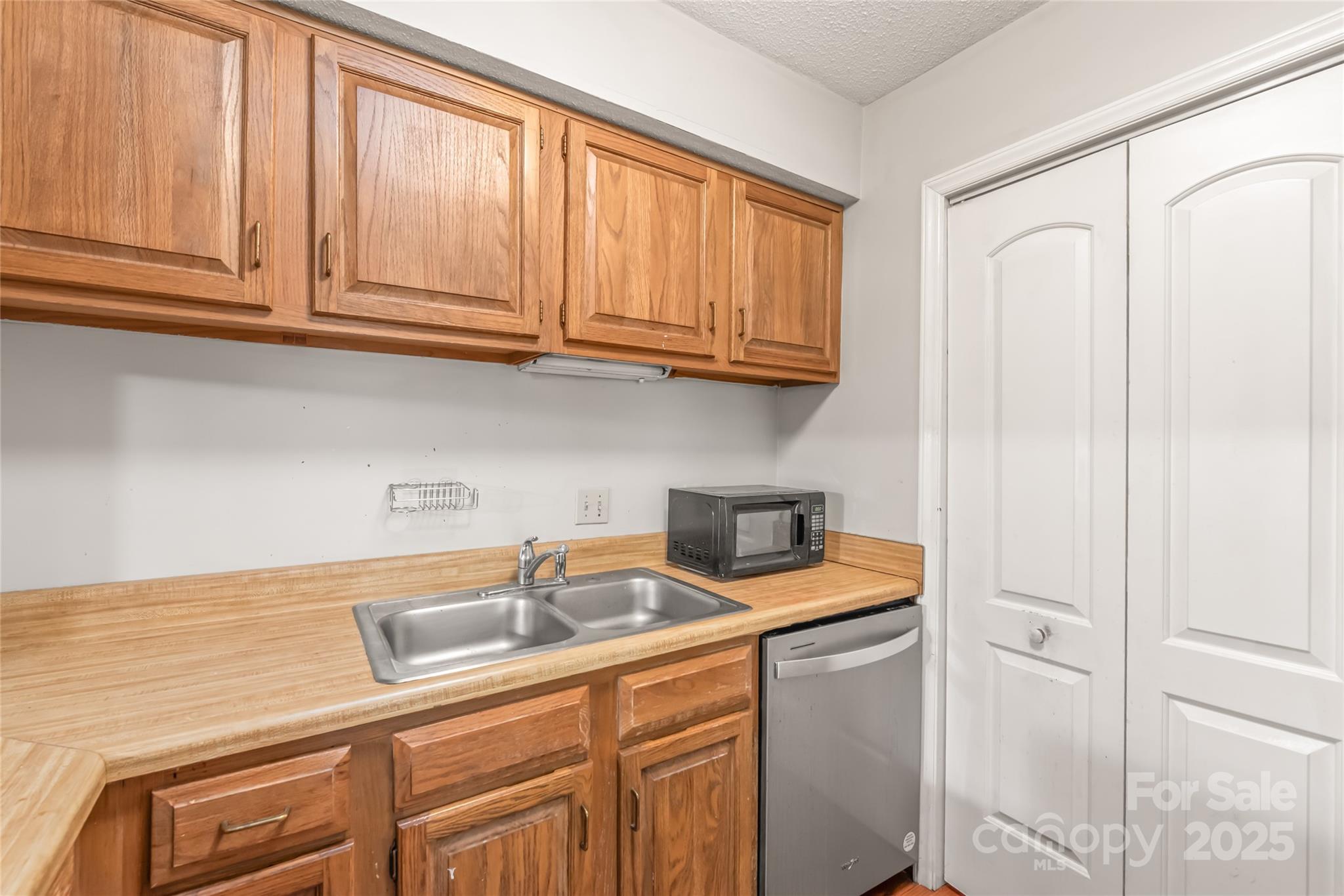 1612 Sharon Road West, Unit 70 Charlotte, NC 28210 - Photo 14 of 18 a kitchen with stainless steel appliances granite countertop a sink a refrigerator and cabinets