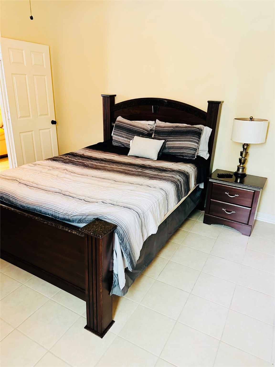 6324 Fairdale Lane, Unit 3007 Houston, TX 77057 - Photo 18 of 24 a bedroom with a bed and a lamp on table