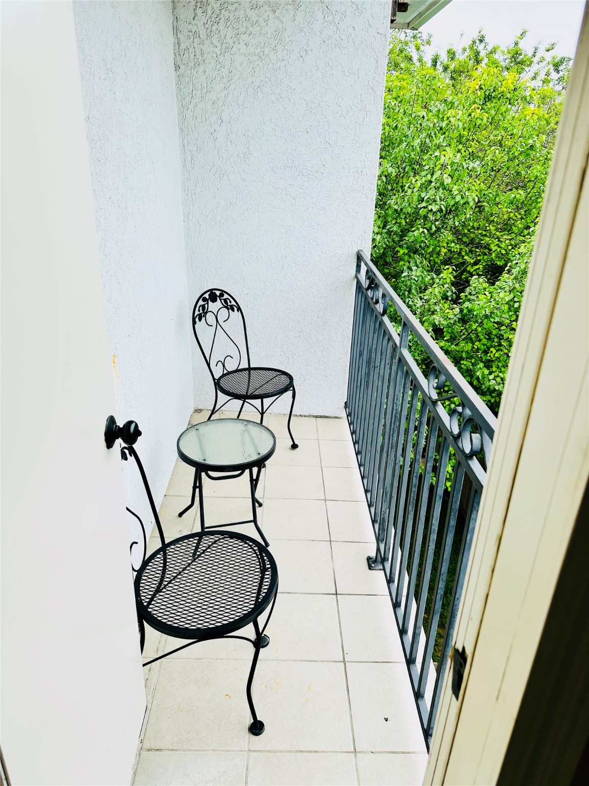 6324 Fairdale Lane, Unit 3007 Houston, TX 77057 - Photo 20 of 24 a view of a chairs and table in a balcony
