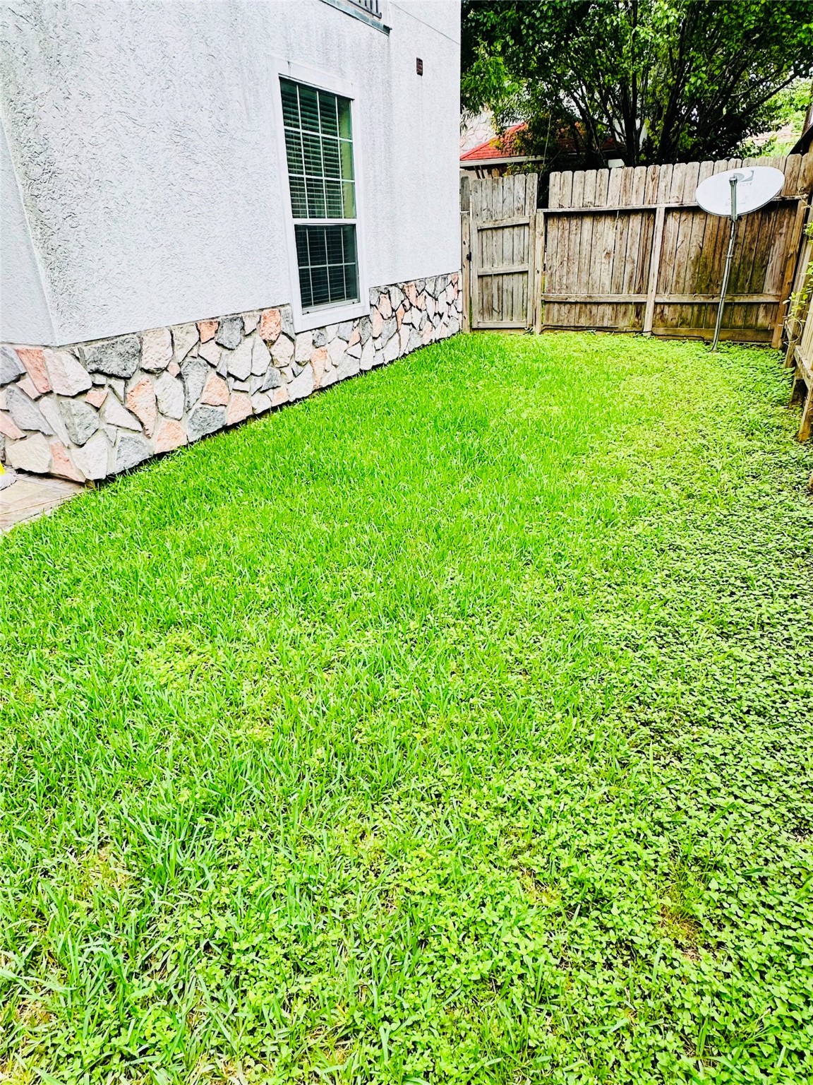 6324 Fairdale Lane, Unit 3007 Houston, TX 77057 - Photo 24 of 24 a view of a backyard with a garden