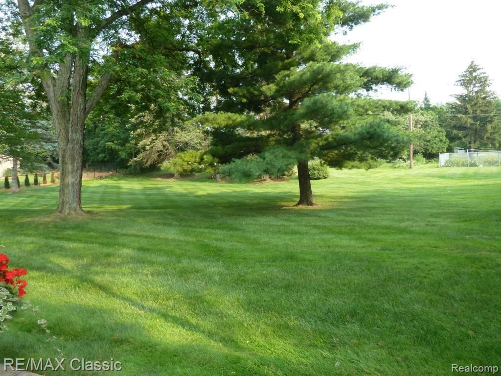 33745 Quaker Valley Road Farmington, MI 48331 - Photo 33 of 53 P1040578.jpg