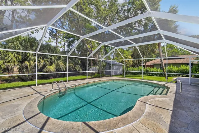 a view of a backyard