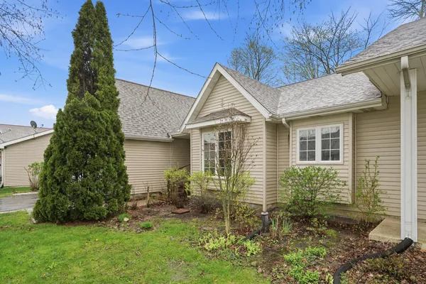 a view of a house with a yard