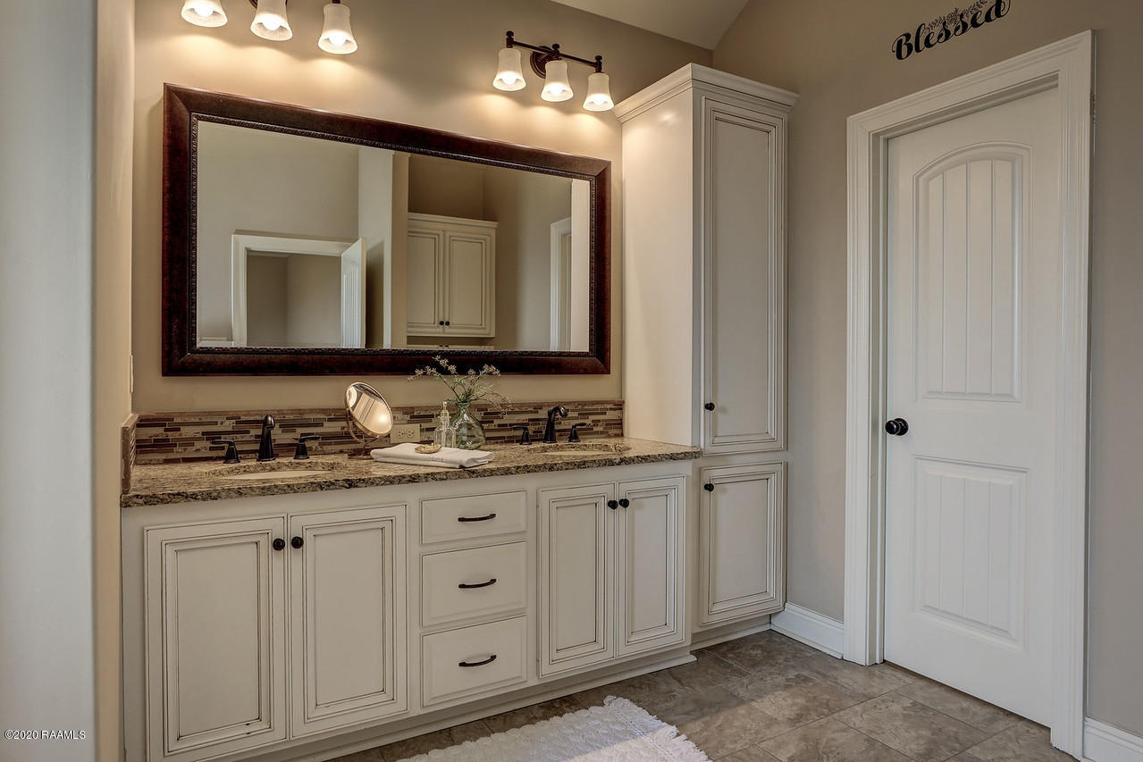 101 Biscayne Lane Lafayette, LA 70508 - Photo 17 of 30 Principal Bath - Lavs