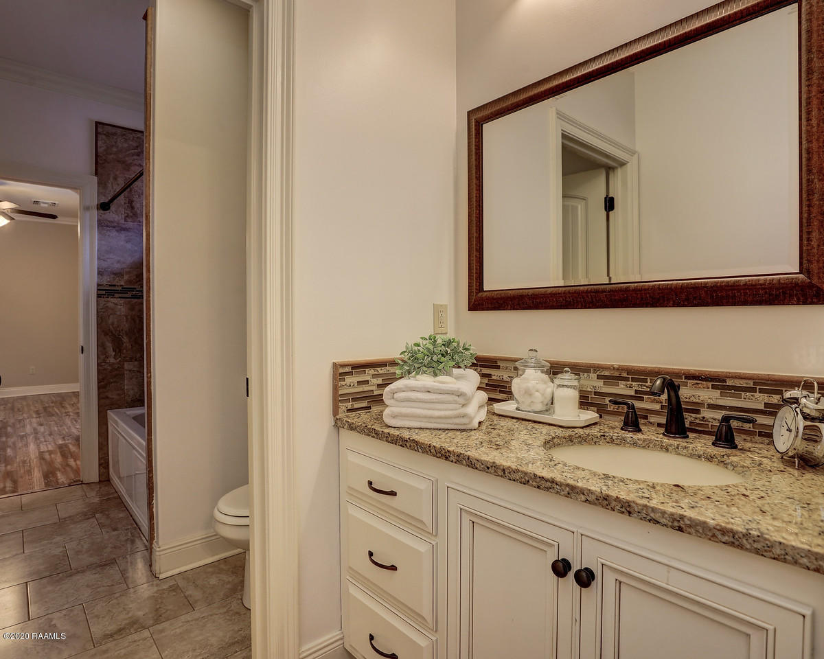 101 Biscayne Lane Lafayette, LA 70508 - Photo 23 of 30 Jack-and-Jill bath 2