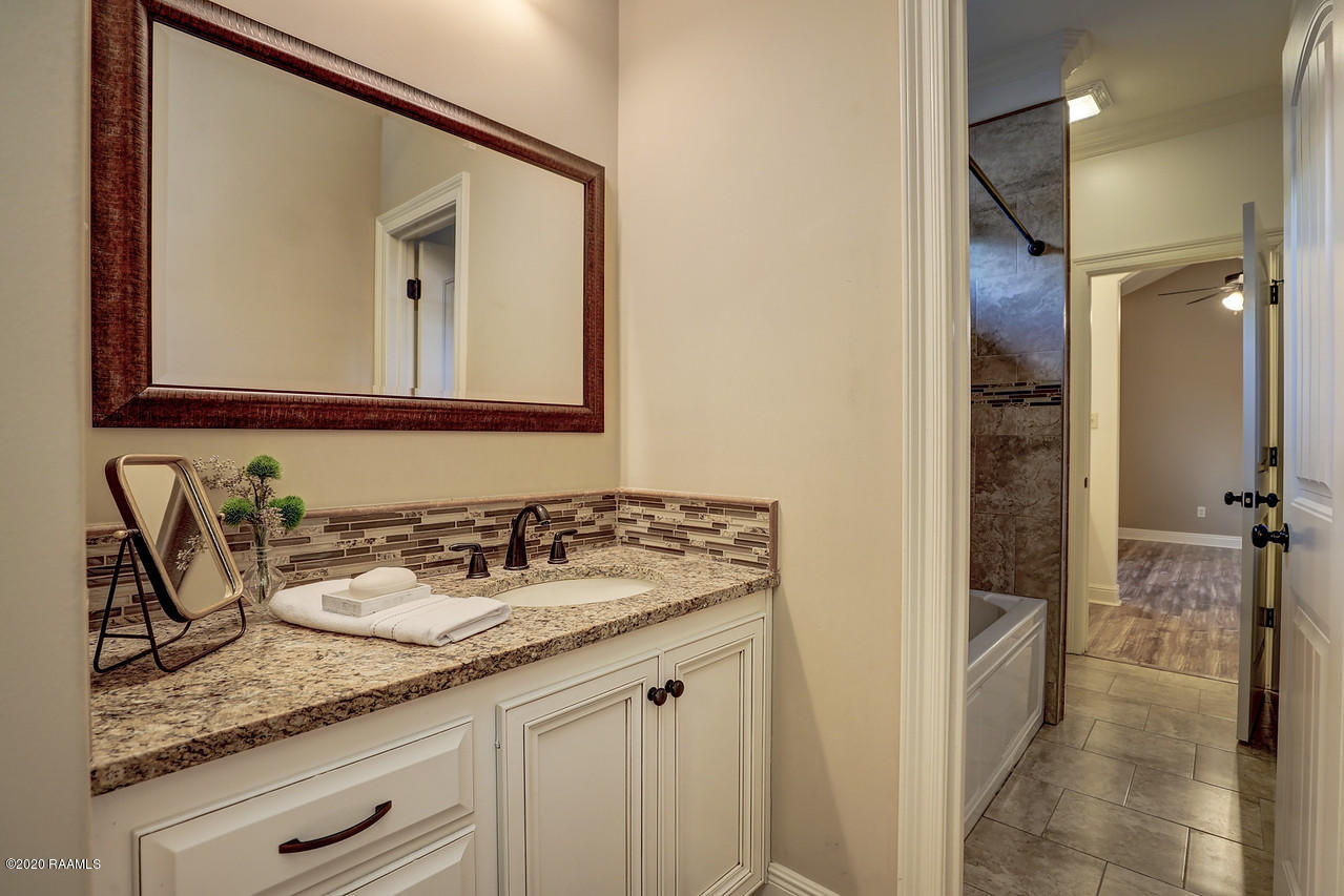 101 Biscayne Lane Lafayette, LA 70508 - Photo 25 of 30 Jack-and-Jill bath